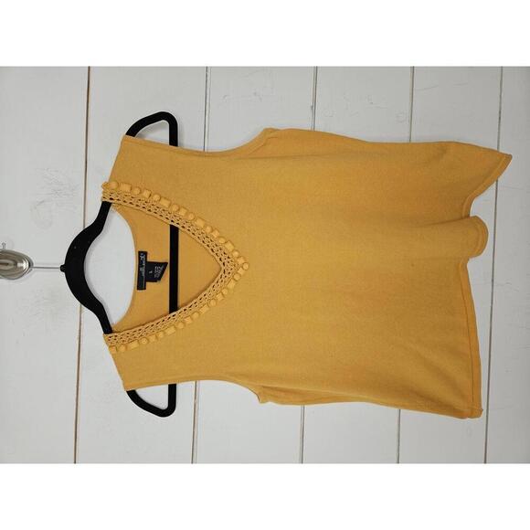 Willi Smith Sweaters - Willi Smith large yellow sleeveless sweater with defined neckline